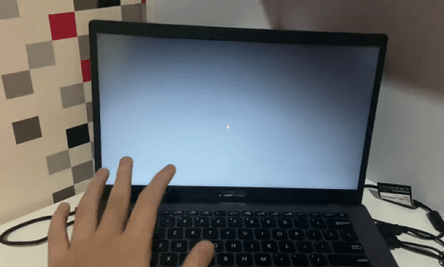 cara mengatasi laptop black screen windows 7